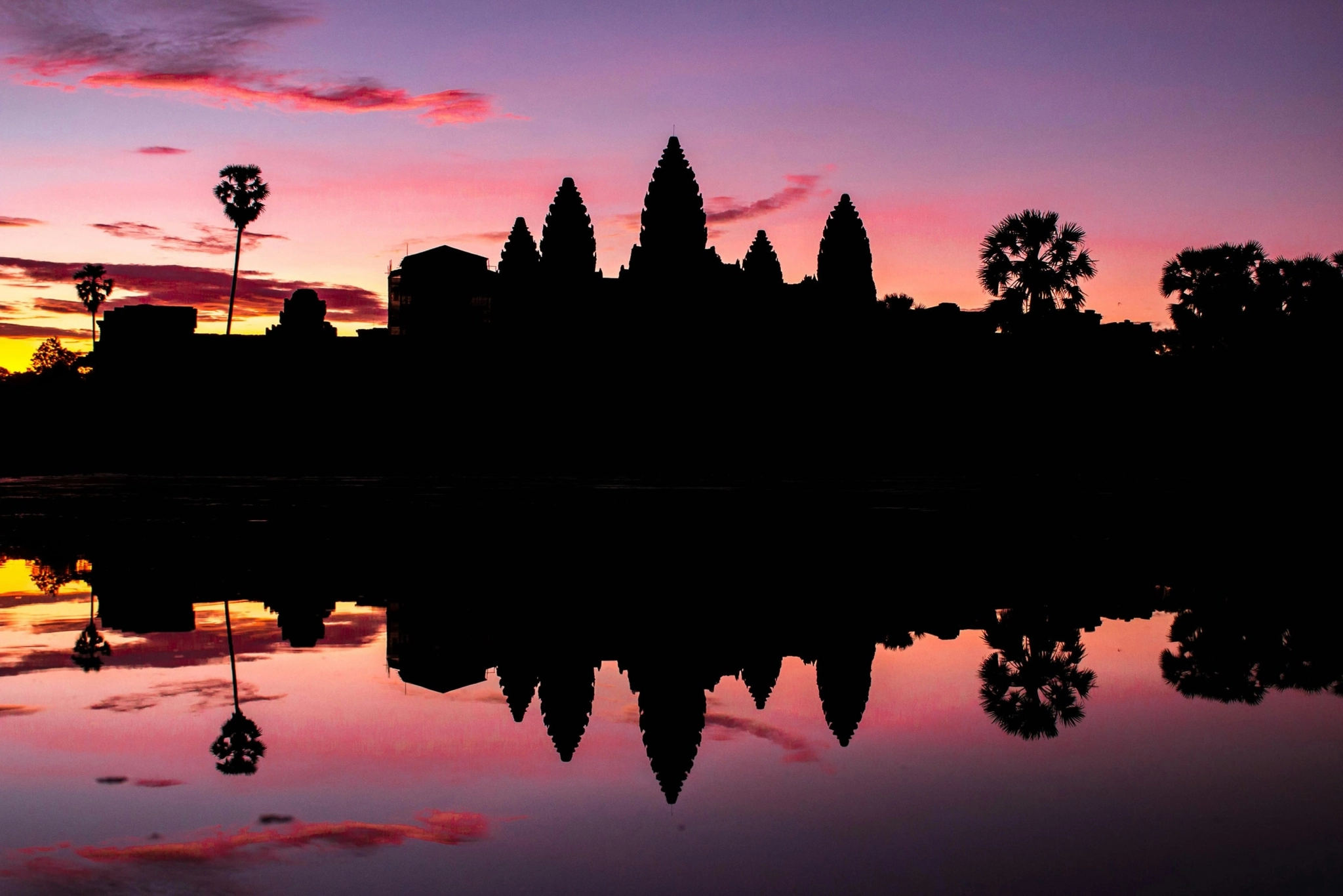 Angkor watt at dawn with reflection